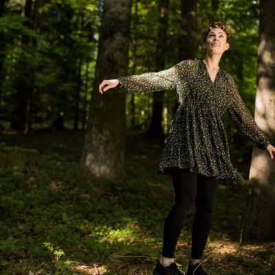 Ein Gast von Haubers Wellnesshotel geht bewusst beim Waldbaden durch den Wald im Allgäu, nahe des Hotels.