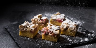 Süßer Rhabarberkuchen serviert Haubers Küche als Dessert oder nachmittags zwischen März und April.