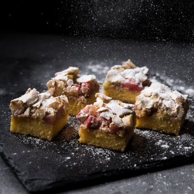 Süßer Rhabarberkuchen serviert Haubers Küche als Dessert oder nachmittags zwischen März und April.