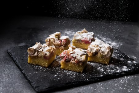 Süßer Rhabarberkuchen serviert Haubers Küche als Dessert oder nachmittags zwischen März und April.