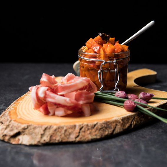 Süß-scharf eingelegter Kürbis mit Speck lassen sich Haubers Gäste zur Kürbiszeit zwischen August und November schmecken.
