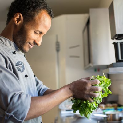 Yared aus dem Haubers Küchenteam verarbeitet regionale Allgäuer Zutaten.