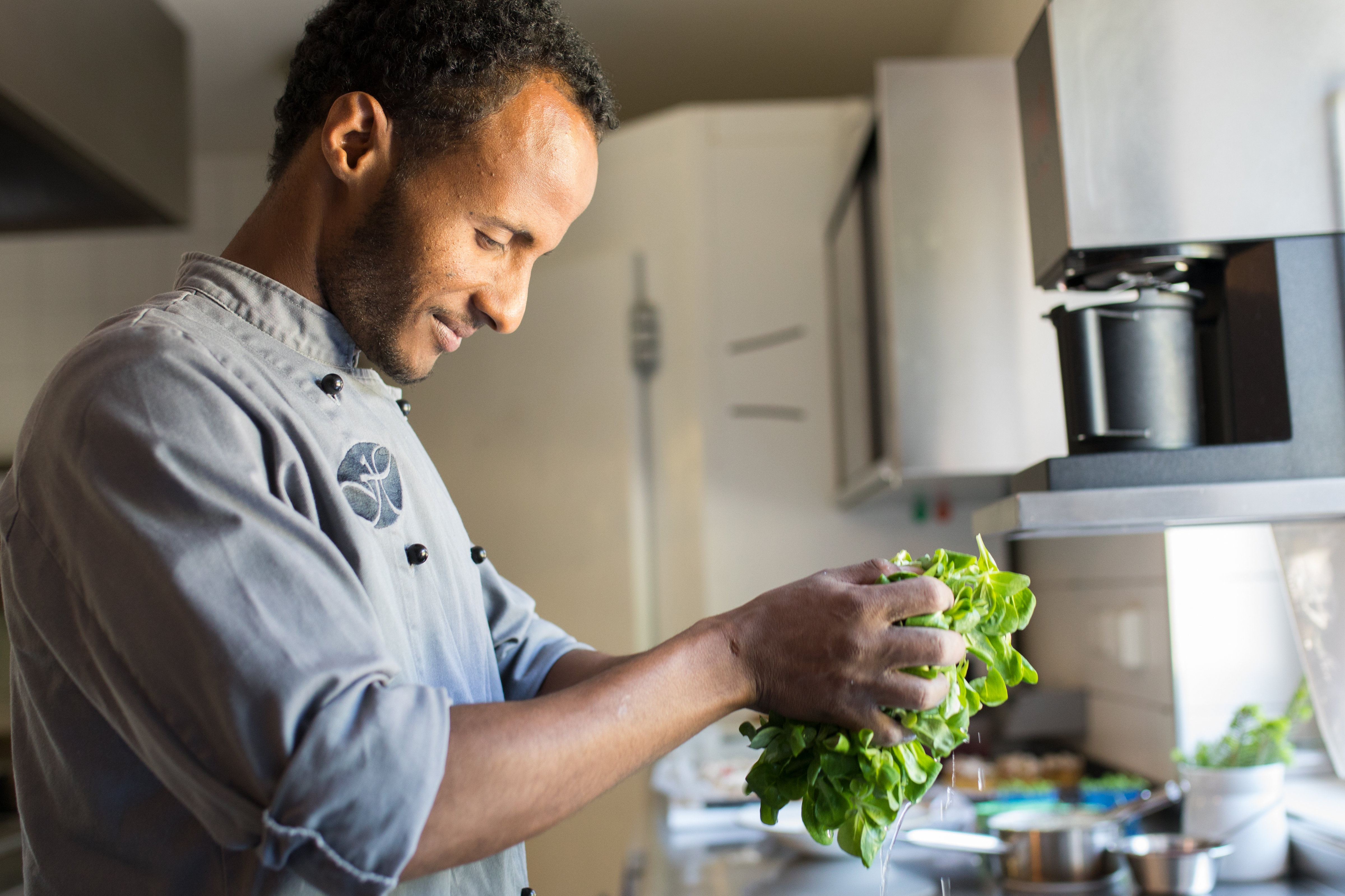 Yared aus dem Küchenteam des Gourmethotels verarbeitet regionale Allgäuer Zutaten.
