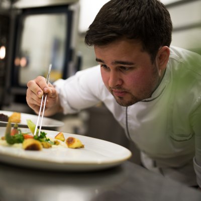 Küchenchef Tobias Boneberg richtet eine Kreation mit Allgäuer Maultaschen für das Abendmenü im Genusshotel ab.