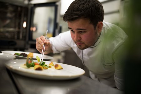 Küchenchef Tobias Boneberg richtet eine Kreation mit Allgäuer Maultaschen für das Abendmenü im Genusshotel ab.