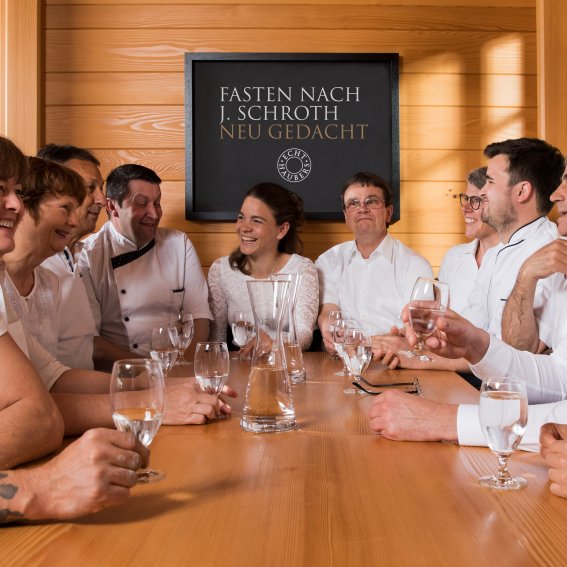 Die Fasten-Experten des Fastenhotels im Allgäu sitzen zusammen und beraten zu Fastenmenüs für die Gäste.