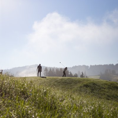 Im Golfurlaub im Allgäu steigen Golfer direkt ab Loch 11 vor dem Hotel Haubers Naturresort ein.