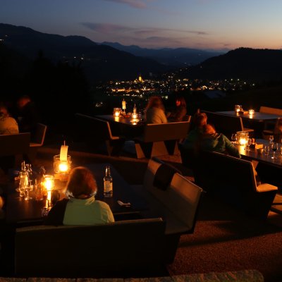 Abendliche Lichterstimmung bei Kulinarik am Berg