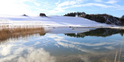 Die Langlaufloipe führt direkt an Haubers Natursee am Langlauf-Hotel vorbei.