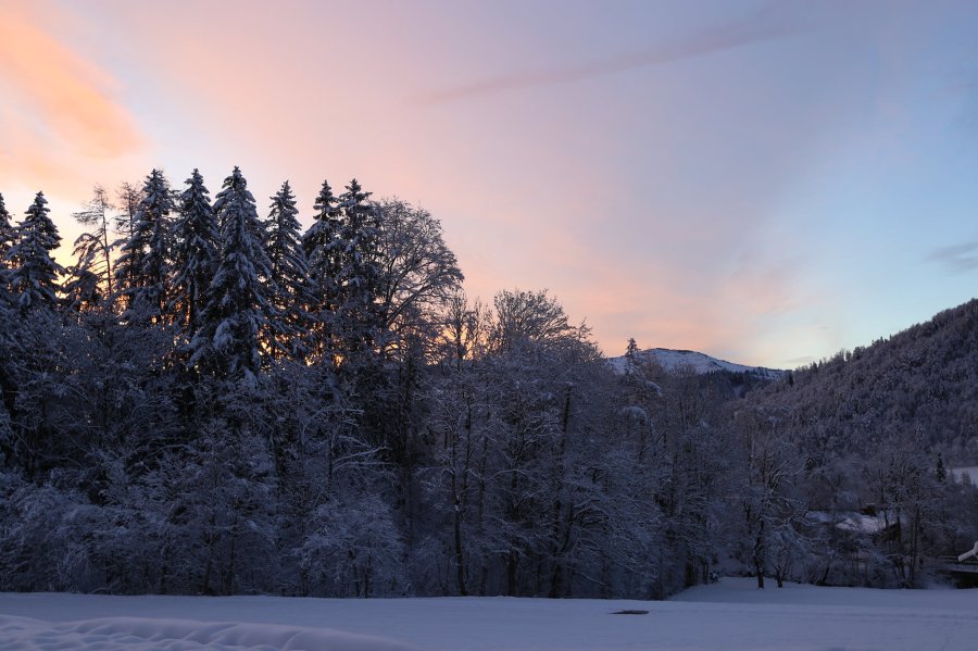 Vom Fastenhotel im Allgäu blicken Gäste über die Bergkulisse, während die Sonne langsam aufgeht.