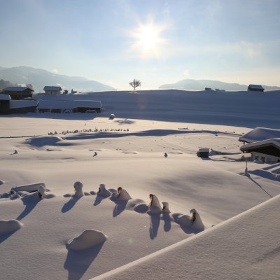 Haubers Naturresort liegt unter einer dicken Schneedecke, perfekt fürs Skifahren im Allgäu.