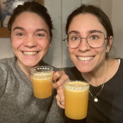 Die Schwestern trinken Mango-Orangen-Saft und erfahren damit Heilfasten in Haubers Naturresort.