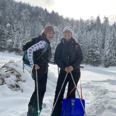 Die Haubers Töchter wandern während ihrer Heilfasten-Erfahrung zu Haubers Schwalbennest.