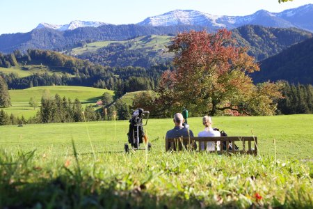 Golfplatz im Allgäu mit Berglandschaft