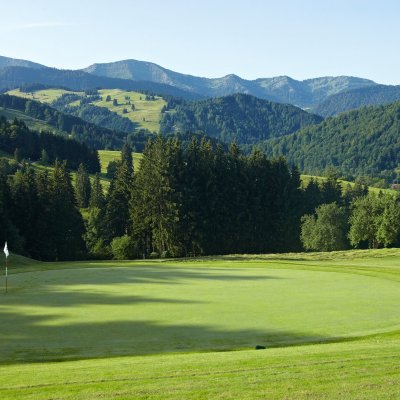 Golfplatz Oberstaufen im Allgäu mit Blick in die Berglandschaft