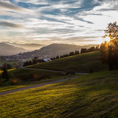 Am Ende des hoteleigenen Klimapfads blicken Gäste auf Haubers Naturresort, das Basenfasten-Hotel im Allgäu.