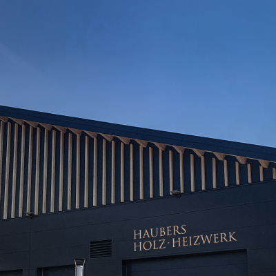 Das Hackschnitzel-Heizwerk liegt oberhalb von Haubers Naturresort und versorgt das Wellnesshotel mit Energie.