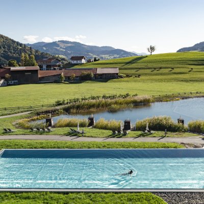 Ein Gast zieht im 25 Meter langen Pool von Haubers Hotel im Allgäu seine Bahnen.