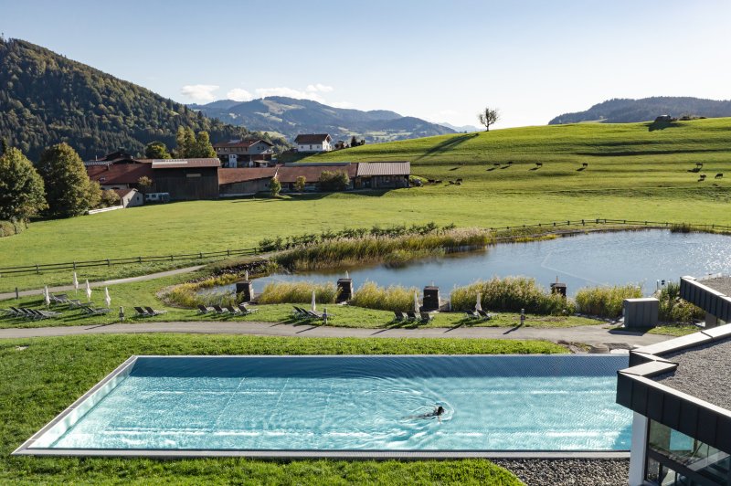 Ein Gast zieht im Sportpool von Haubers Naturresort im Allgäu seine Bahnen.