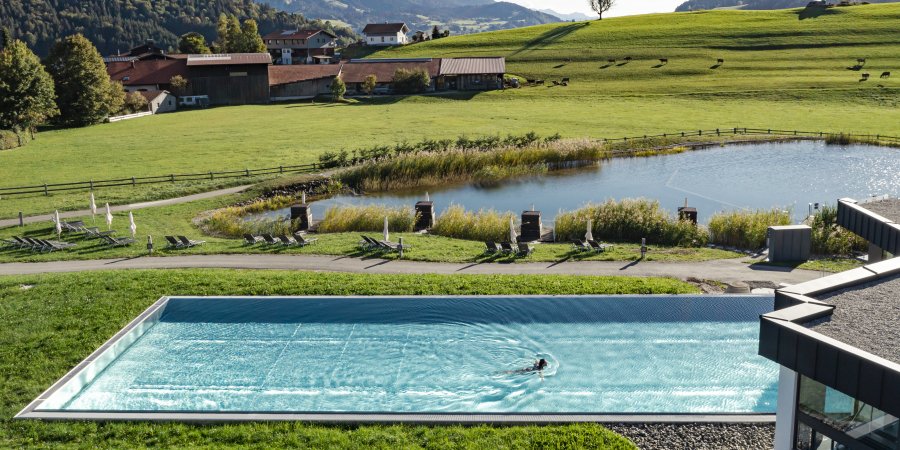 Ein Gast zieht im Sportpool von Haubers Naturresort im Allgäu seine Bahnen.