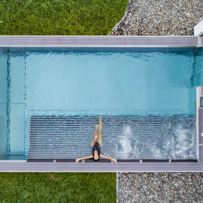 Ein Gast schwimmt in einem der Hotel-Pools im Last-Minute-Wellnesshotel Allgäu.