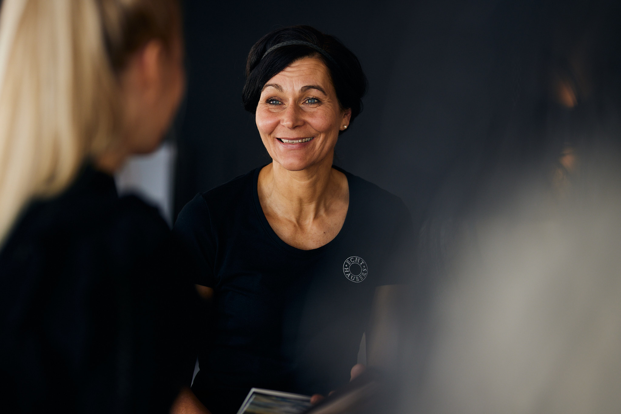 Eine Gästin führt ihr Fastengespräch mit Heilpraktikerin Christiane zur Vorbereitung auf ihr Heilfasten im Allgäu.