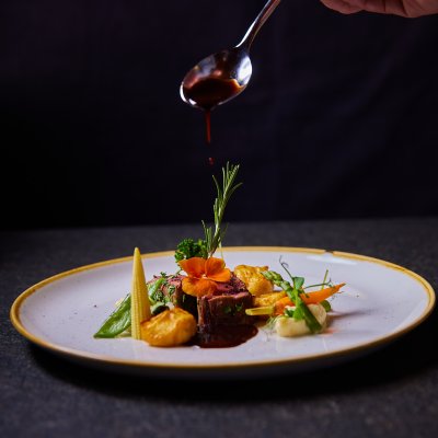 Haubers Küche serviert den Gästen des Adults-only-Hotels regionale Spezialitäten wie Kalbsfilet im Kräutermantel.
