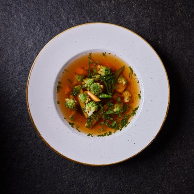Als klassische Vorspeise wird Gemüsebrühe mit Einlage zum Abendessen im Genusshotel Allgäu serviert.