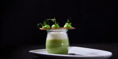 Haubers Genusshotel serviert Erbsen-Minze-Cremesuppe als Vorspeise zum Abendessen.