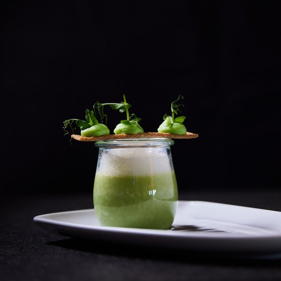 Haubers Genusshotel serviert Erbsen-Minze-Cremesuppe als Vorspeise zum Abendessen.