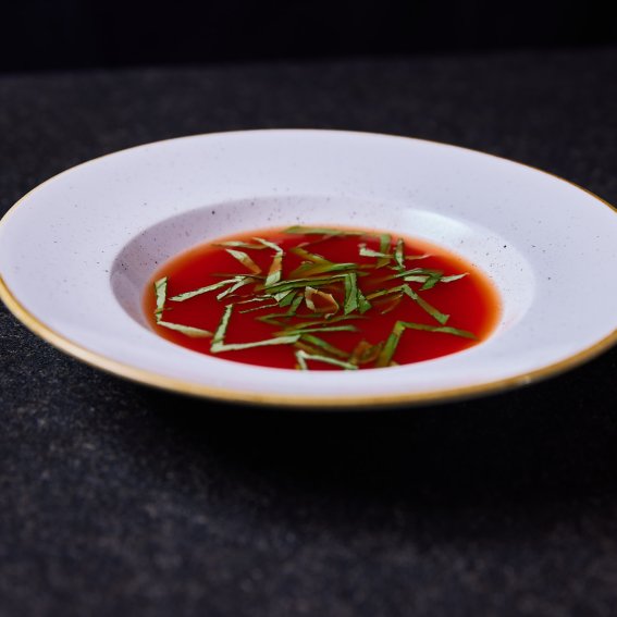 Als Fastengericht erfrischt die Tomatenbrühe mit Basilikum die Gäste des Fastenhotels im Allgäu.