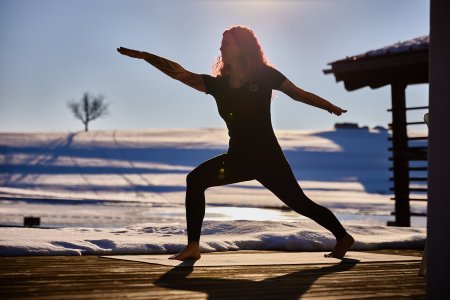 Yogasession bei Sonnenuntergang