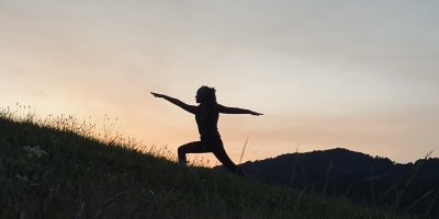 Auf der Almwiese oberhalb des Sporthotels im Allgäu finden im Sommer auch Yogakurse im Freien statt.