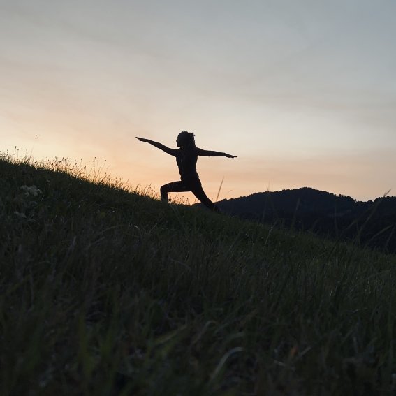 Auf der Almwiese oberhalb des Sporthotels im Allgäu finden auch Yogakurse im Freien statt.