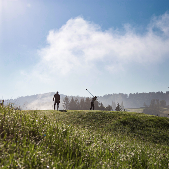Golfen in der Morgensonne