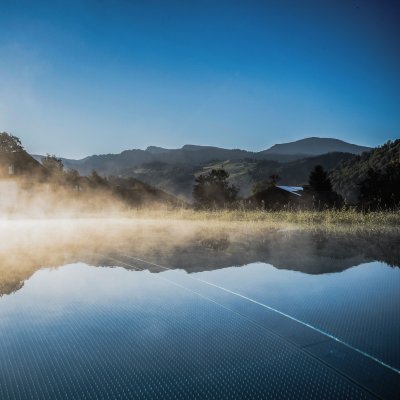 Nebelschleier lichtet sich auf Wasserfläche des Sportpools