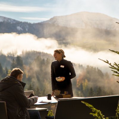 Am sonnigen Sonntag im November bereiten Mitarbeiter des Genusshotels das Bergfrühstück mit Blick auf die Allgäuer Alpen vor.