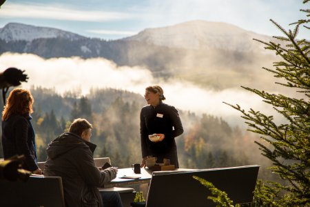 Am sonnigen Sonntag im November bereiten Mitarbeiter des Genusshotels das Bergfrühstück mit Blick auf die Allgäuer Alpen vor.