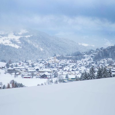 Ausblick auf frisch verschneite Dächer