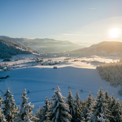 Winterlicher Ausblick von der Kalzhoferhöhe über das Fastenhotel im Allgäu, das Heilfasten und Basenfasten anbietet.