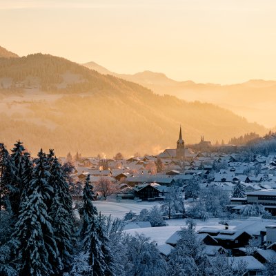 Winterlicher Sonnenuntergang über Oberstaufen Blick auf das verschneite Oberstaufen bei Sonnenuntergang