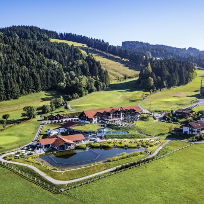 Gäste des Wanderhotels Haubers starten direkt am Hotel zu Wanderungen im Allgäu.