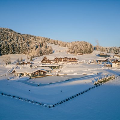 Das 4-Sterne-Hotel im Allgäu liegt am verschneiten Südhang der Meerau am Rande von Oberstaufen.