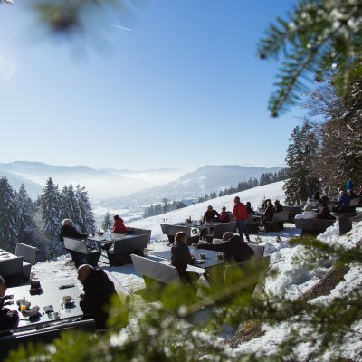 Hochgenuss bei Mittag am Schwalbennest Bei Sonnenschein und Schneelandschaft wird das Mittagessen am Berg auf 950 Metern zu einem unvergesslichen Erlebnis.
