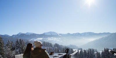 Romantischer Ausblick vom Schwalbennest auf das Allgäuer Bergpanorama