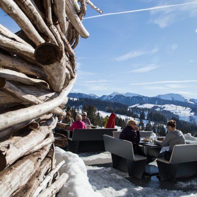 Im Restaurant Schwalbennest von Haubers Naturresort genießen Hotelgäste Panoramablicke und Allgäuer Gerichte auf 950 Metern