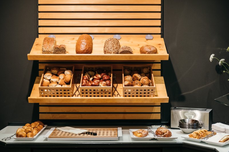 Gäste haben die Wahl zwischen Brot, Brötchen und Gebäck von der Bäckerei in Oberstaufen.