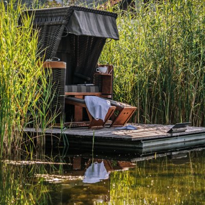 Direkt vor dem Hotel können Gäste im Strandkorb am See entspannen, der exklusiv für Haubers Gäste zugänglich ist.