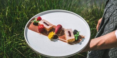 Zitronenkuchen mit marinierten Erdbeeren und Heidelbeersorbet