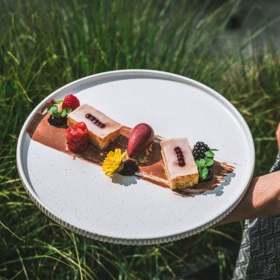 Zitronenkuchen mit marinierten Erdbeeren und Heidelbeersorbet